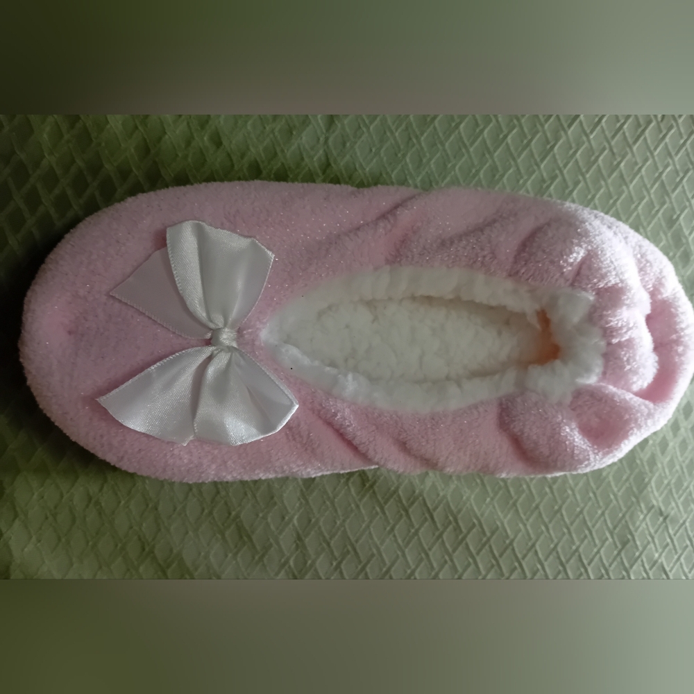 Carisma NWT Sparkly Pink Fuzzy Slippers with Bow size L/XL